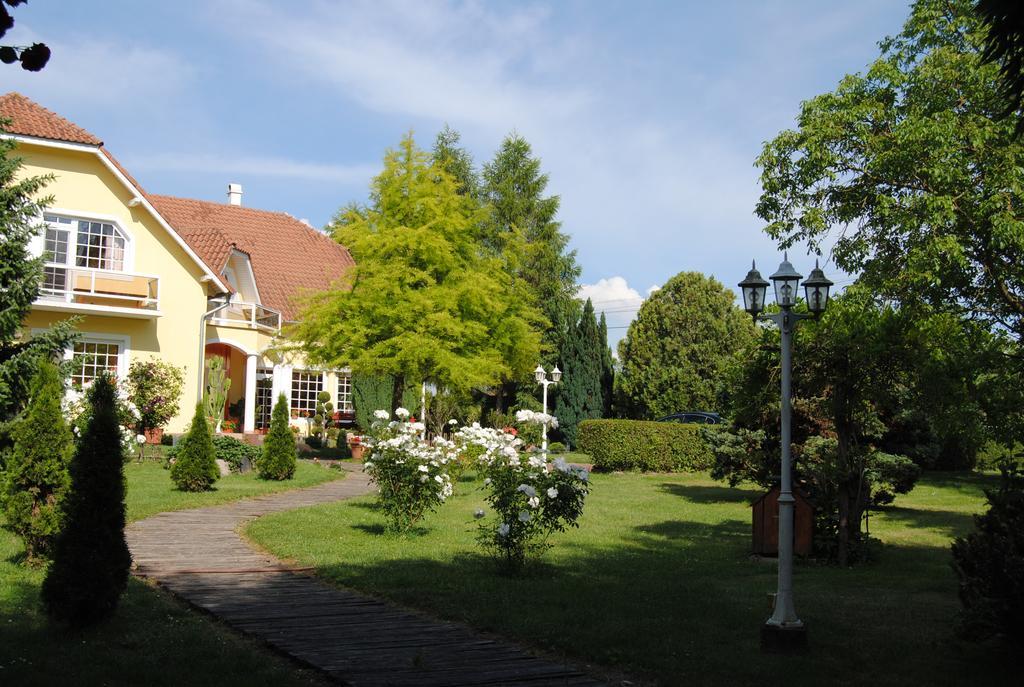 Villa Hedi Panzió Dunakiliti Exterior foto
